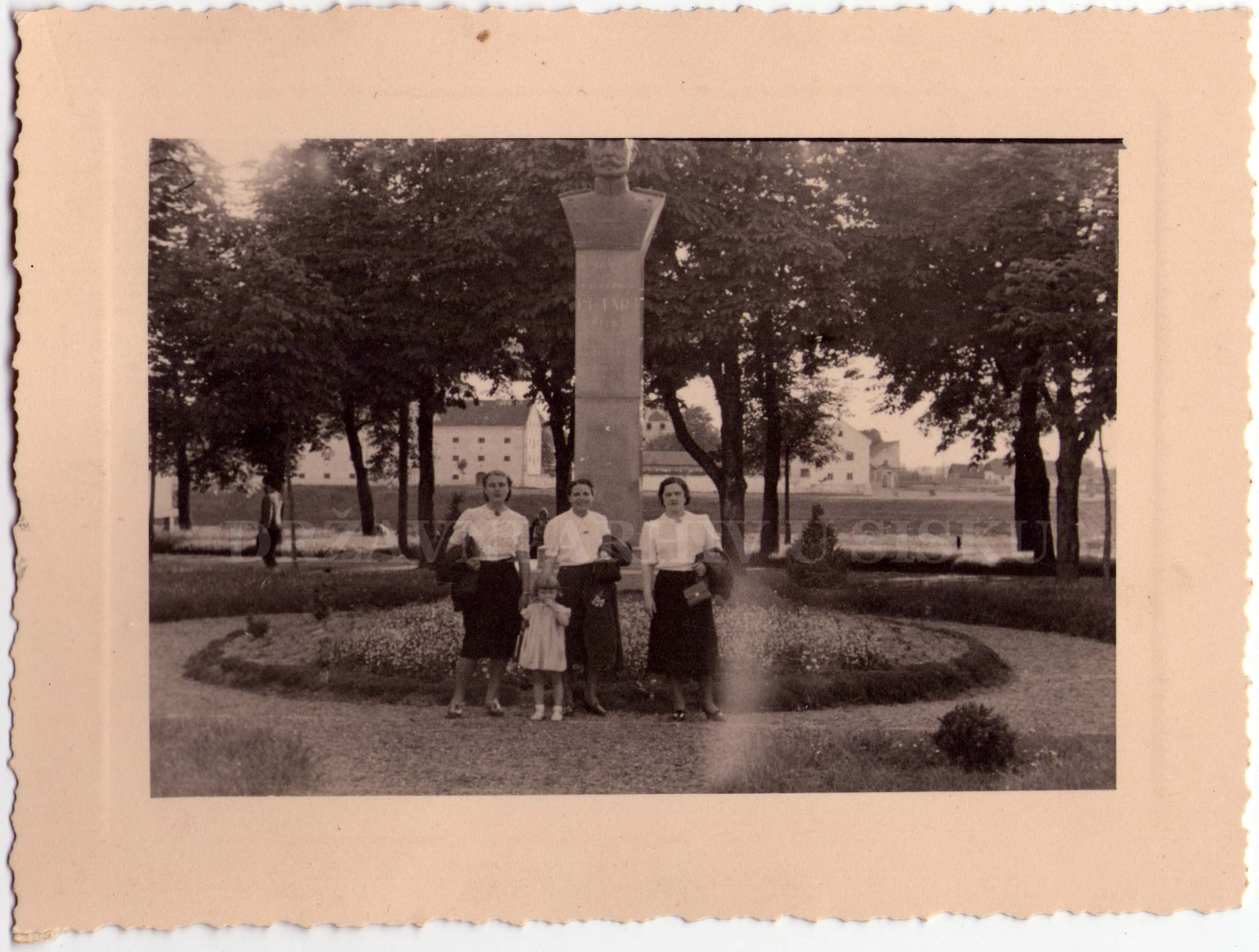 Šetalište, park ispred Velikog Kaptola sa spomenikom kralju Petru, oko 1930. g.